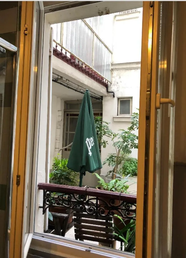 Cozy Nest In Montmartre Paryż